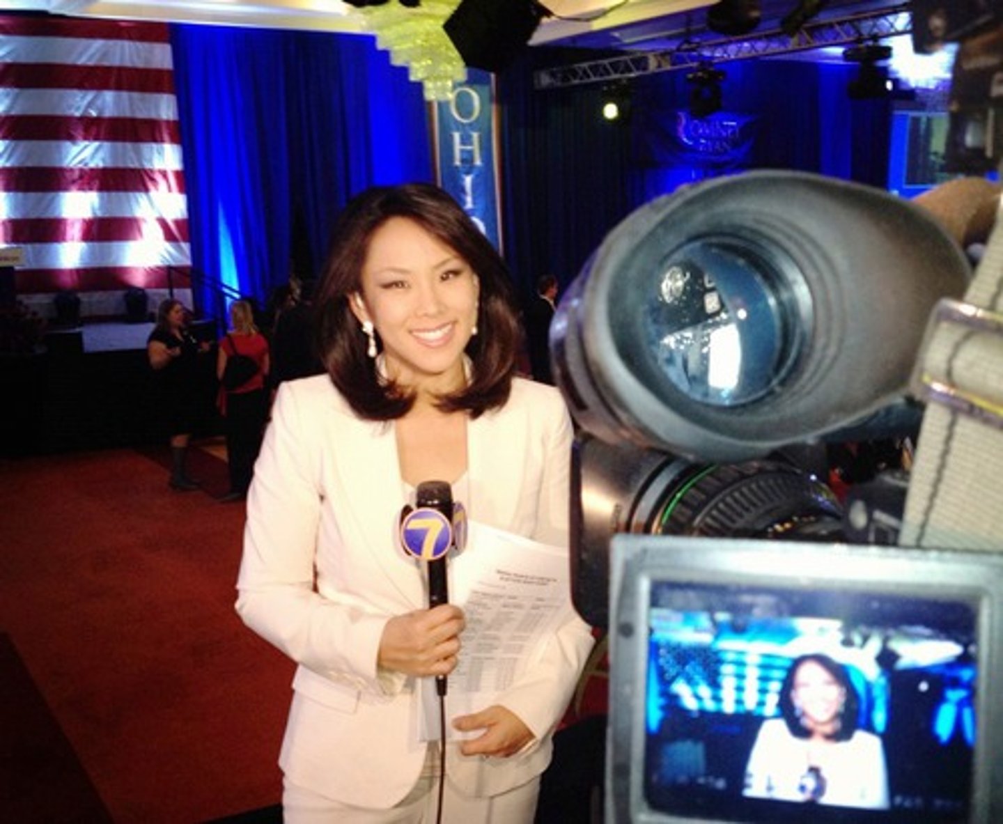 <p>(n): phóng viên truyền hình</p>