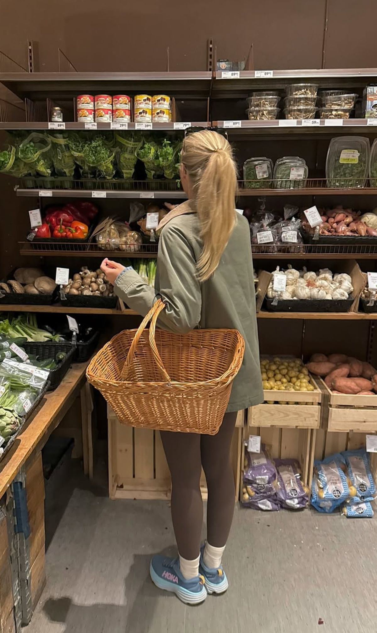 <p>She buys <strong>groceries</strong> after work.</p>