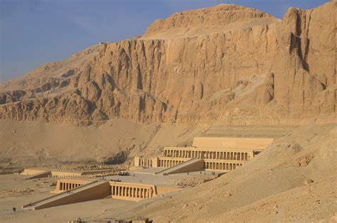 <ol><li><p>Did not use the same pyramids because of grave robbing</p></li><li><p>The terraces were used as gardens</p></li><li><p>She built the temple for her (alleged) father, Amun (god)</p></li><li><p>Only a few rituals were conducted here</p></li><li><p>She was actually buried behind the mountian, through the valley of the kings</p></li><li><p>Temple aligned with winter solstice</p></li><li><p>1473-1458 B.C.E.</p></li></ol><p></p>