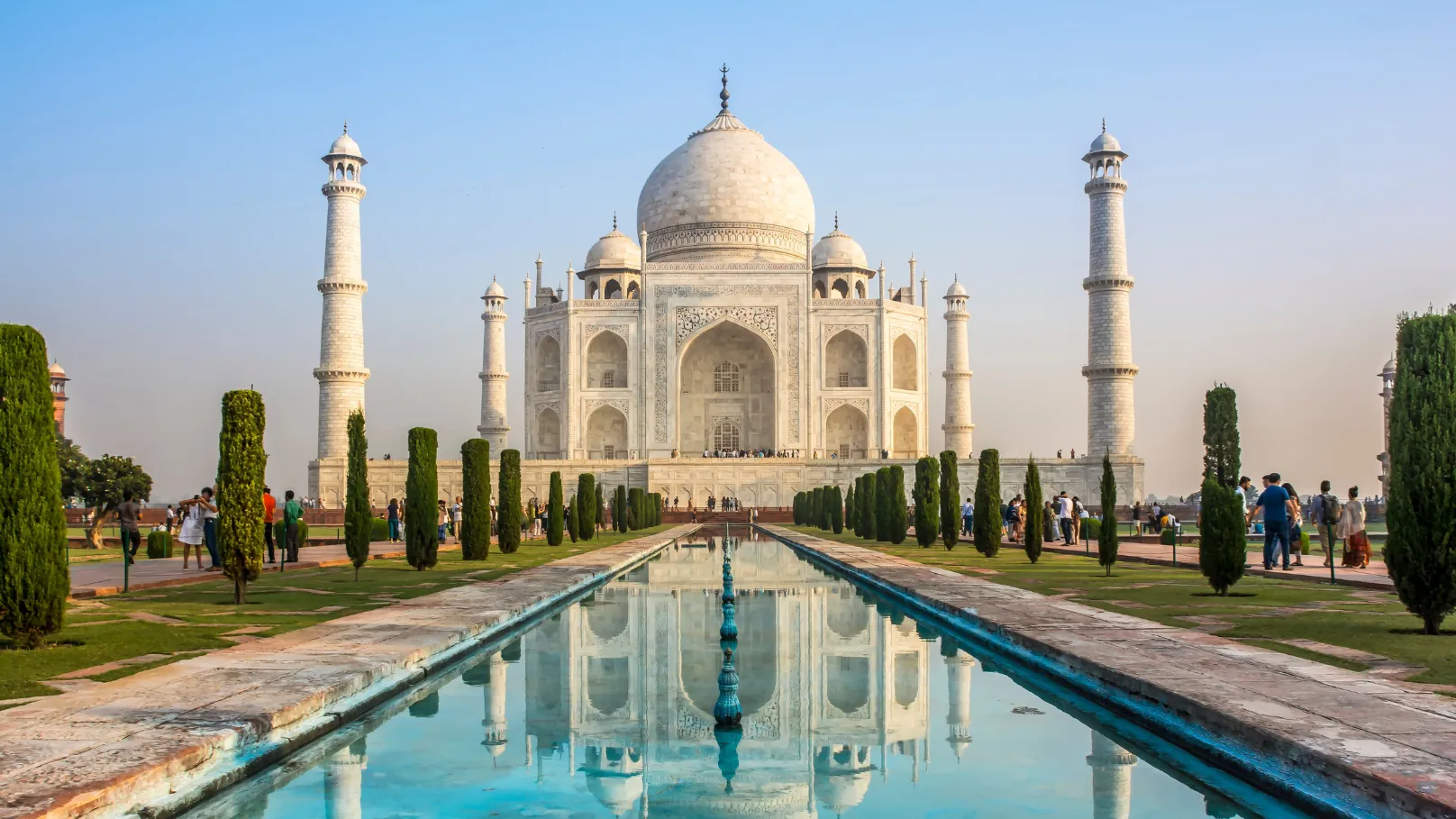<ul><li><p>Emperor Shan Janan built for his favorite wife.</p></li><li><p>Made out of marble and stone.</p></li><li><p>made in 1632-1653 CE in India</p></li></ul><p></p>