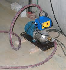 <p>(<span style="color: blue">Noun</span>) <strong>máy bơm</strong>, thiết bị dùng để hút hoặc đẩy chất lỏng hoặc khí.</p><p>(<span style="color: blue"><strong>động từ</strong></span>) nghĩa là <strong>bơm</strong>, <strong>bơm vào</strong>, hoặc <strong>đẩy mạnh ra</strong>.</p><p><span style="color: purple">SYN: <strong>Inject</strong>, Force, Inflate</span></p><p><span data-name="small_blue_diamond" data-type="emoji">🔹</span> (Noun) The water <strong>_____</strong>broke, so the well isn’t working.<br>→ <strong>Máy bơm</strong> nước bị hỏng nên giếng không hoạt động.</p><p><span data-name="small_blue_diamond" data-type="emoji">🔹</span> (Verb) They <strong>_____ed </strong>air into the tire until it was firm.<br>→ Họ đã <strong>bơm</strong> không khí vào lốp cho đến khi nó căng.</p>