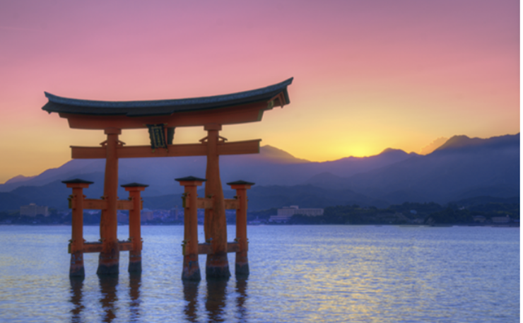 <p>To which religion does the Japanese shrine depicted in this image most likely belong?</p>