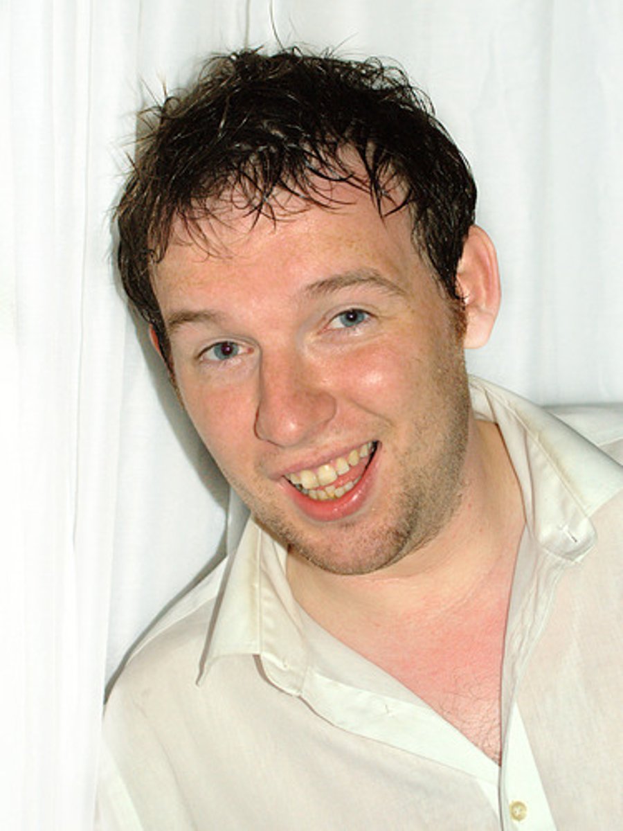 <p>wet, damp</p>