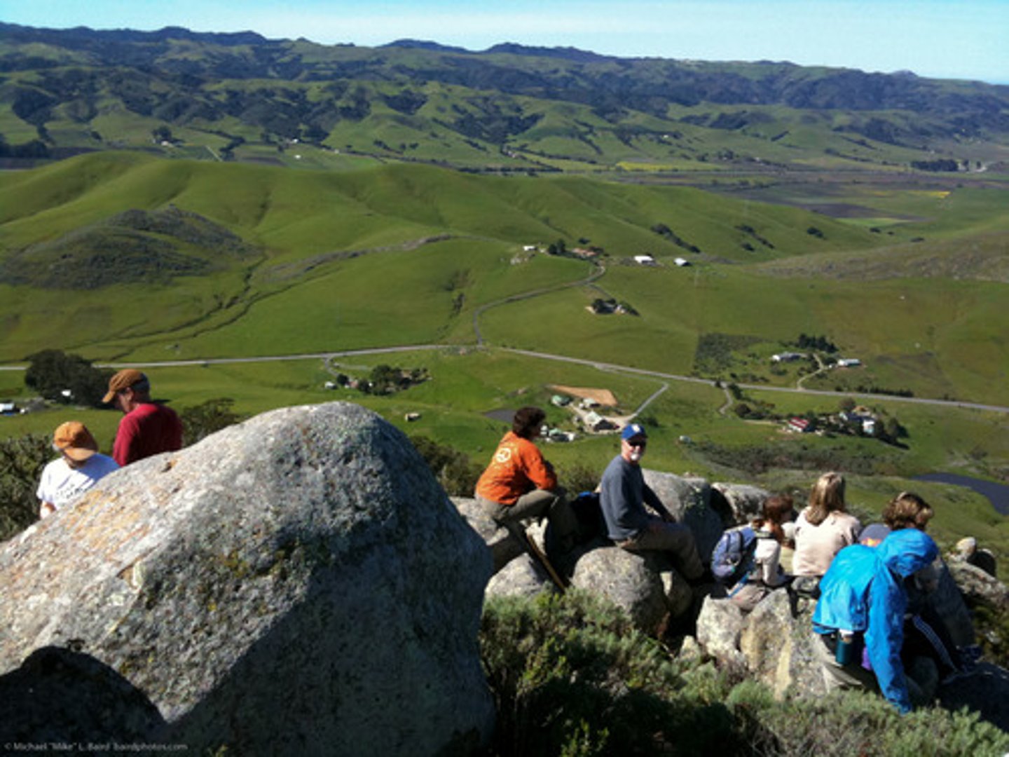 <p>kijken in alle richtingen</p>