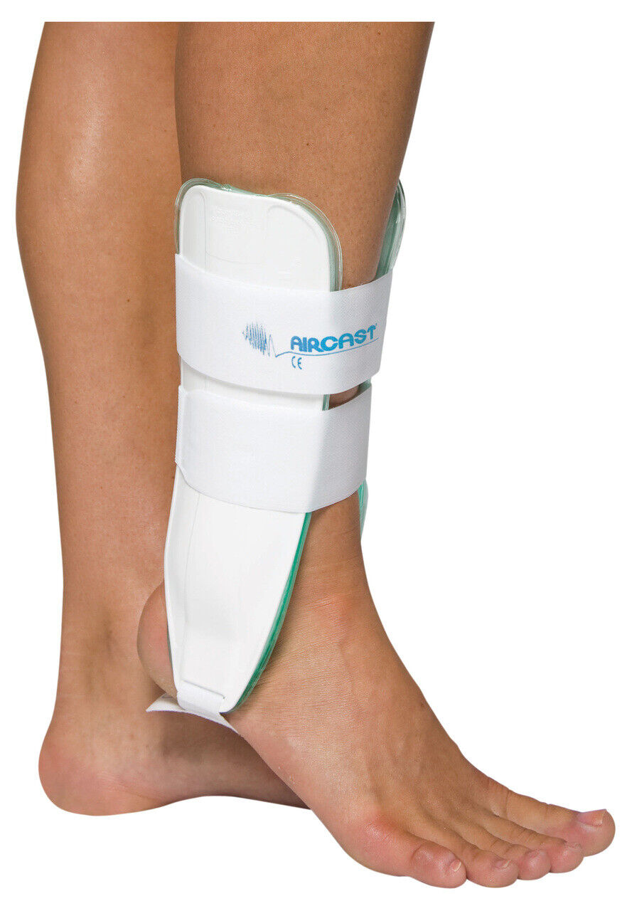 <p>- types:</p><ul><li><p>solid - provides maximum stability of the orthosis to the shoe; not movable</p></li><li><p>split - 3 segments: 1 sole plate, 2 calipers; simplifies donning and doffing of orthosis</p></li></ul>