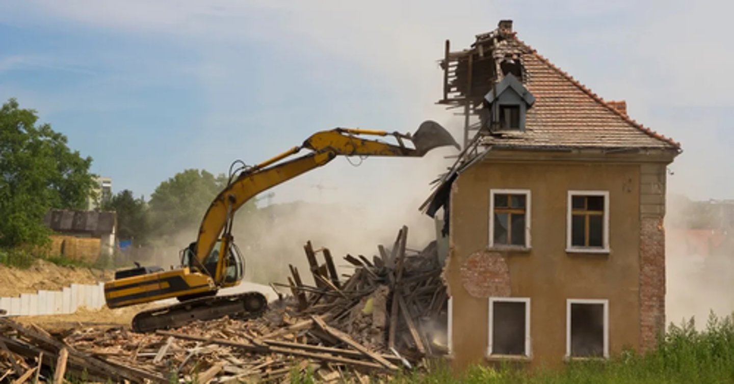 <p>Chapter: Waiver and Promissory Estoppel (Limitations of Promissory Estoppel)</p><p>Facts: After signing a lease, M demolished a building to construct a new one to WS's specifications. WS delayed finalising lease and eventually decided not to proceed but failed to inform M who was 40% done with construction.</p><p>Principle: P.e can operate as a cause of action ("sword"), not just a defence, if unconscionable conduct arises.</p>