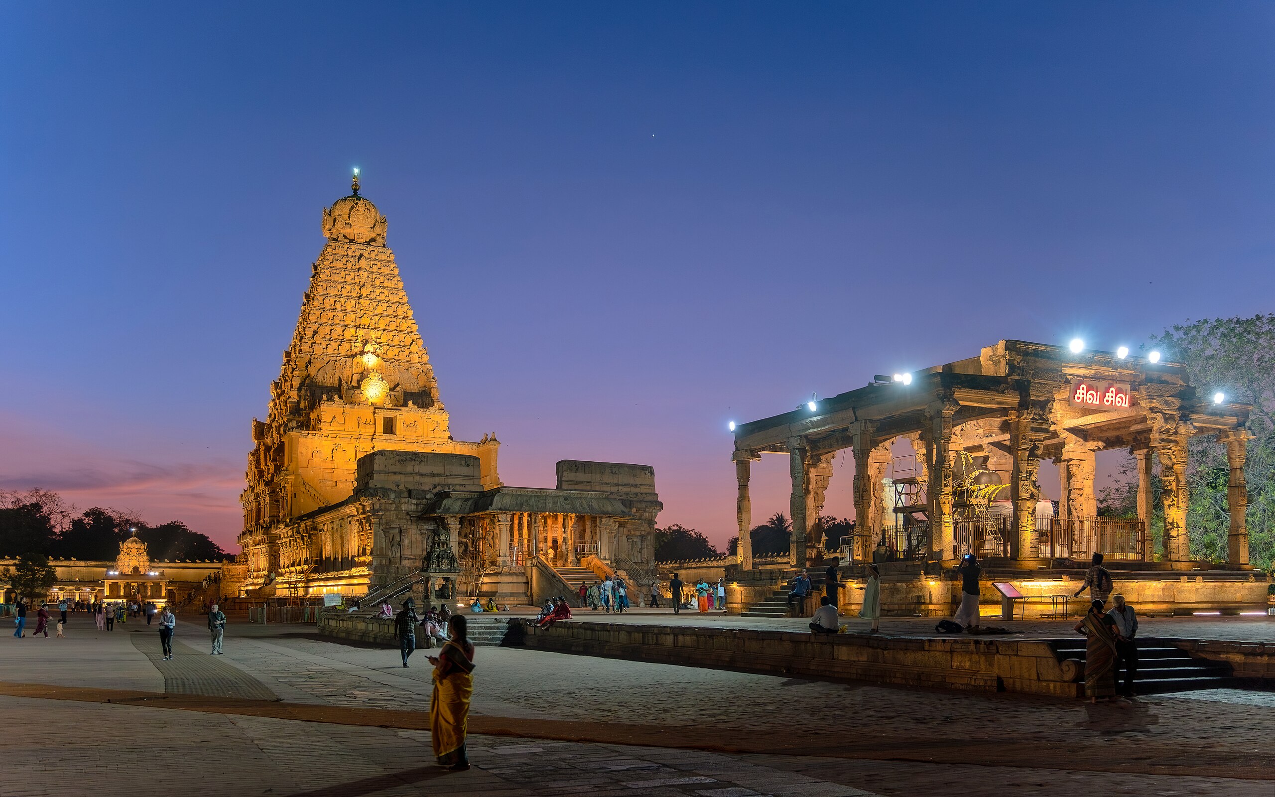 <ul><li><p>Constructed during the reign of Rajaraja of the Chola Empire</p></li><li><p>Also known as the Great Temple of Shiva at Tanjore, its pyramid and dome-shaped finial profoundly influenced Southeast Asian architecture</p></li></ul><p></p>