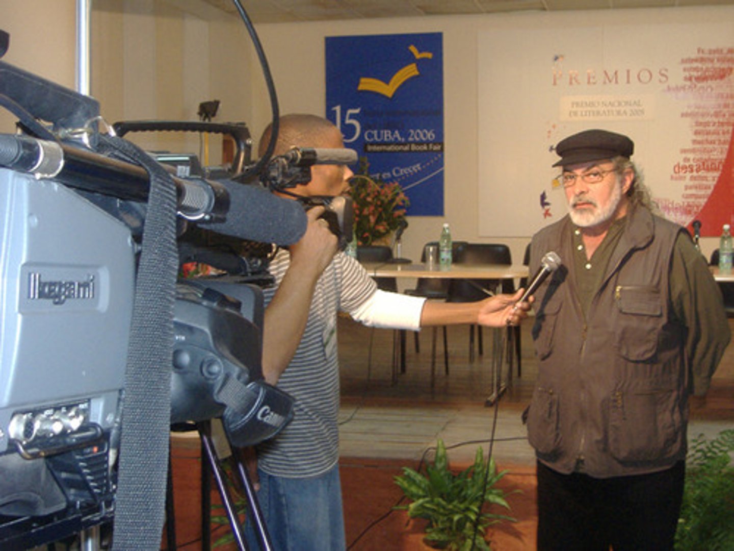 <p>un hombre que da las noticias</p>