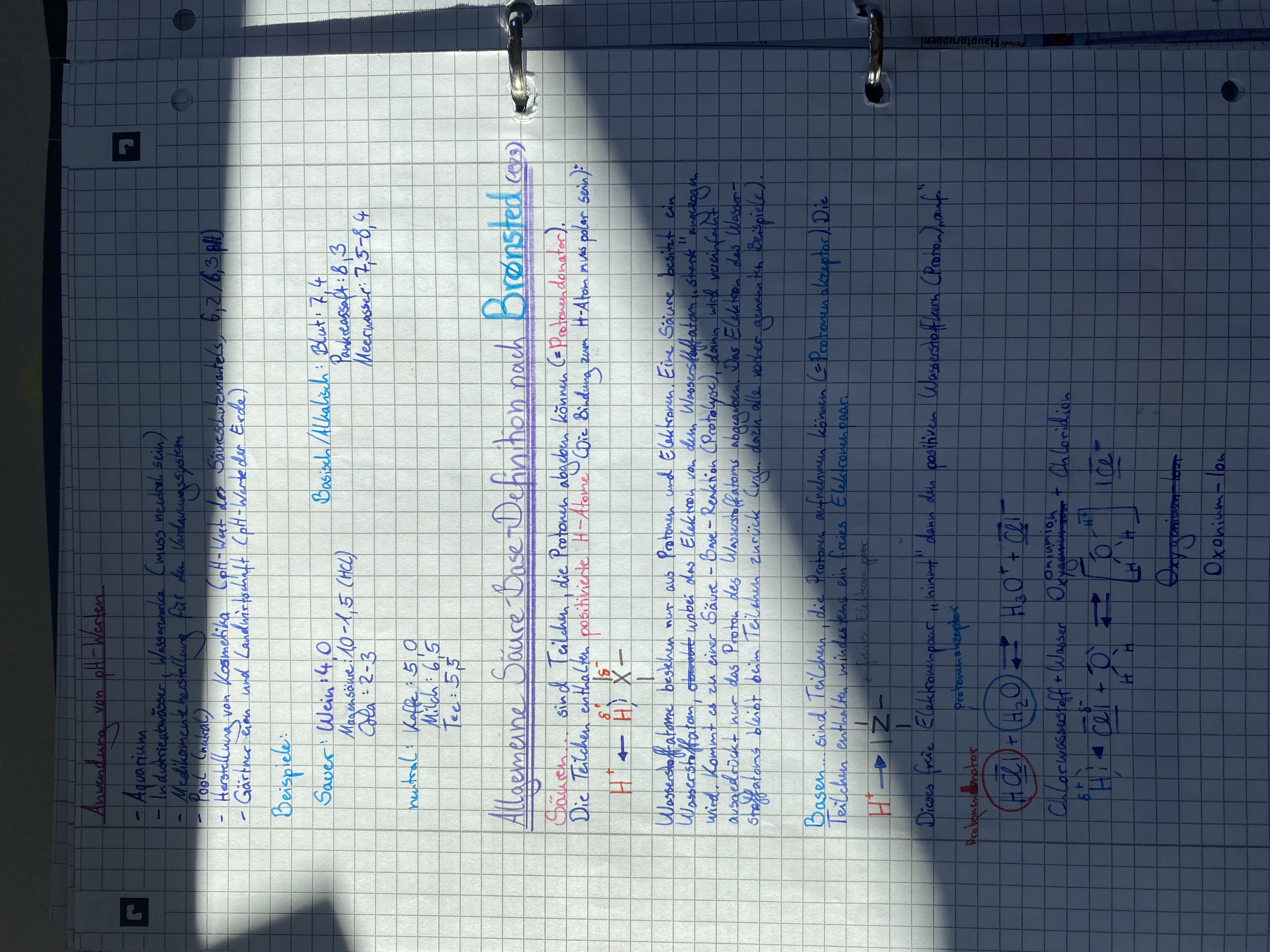 <p>Basen sind Teilchen, die Protonen aufnehmen können (=Protonenakzeptor). Die Teilchen enthalten mindestens ein freies Elektronenpaar. Dieses Paar ,,nimmt” dann den positiven Wasserstoffkern ,,auf”.</p><p>Als Basen werden in der Chemie Verbindungen beschrieben, die in wässriger Lösung in der Lage sind Hydroxidionen zu bilden und somit den pH-Wert einer Lösung zu erhöhen.</p>
