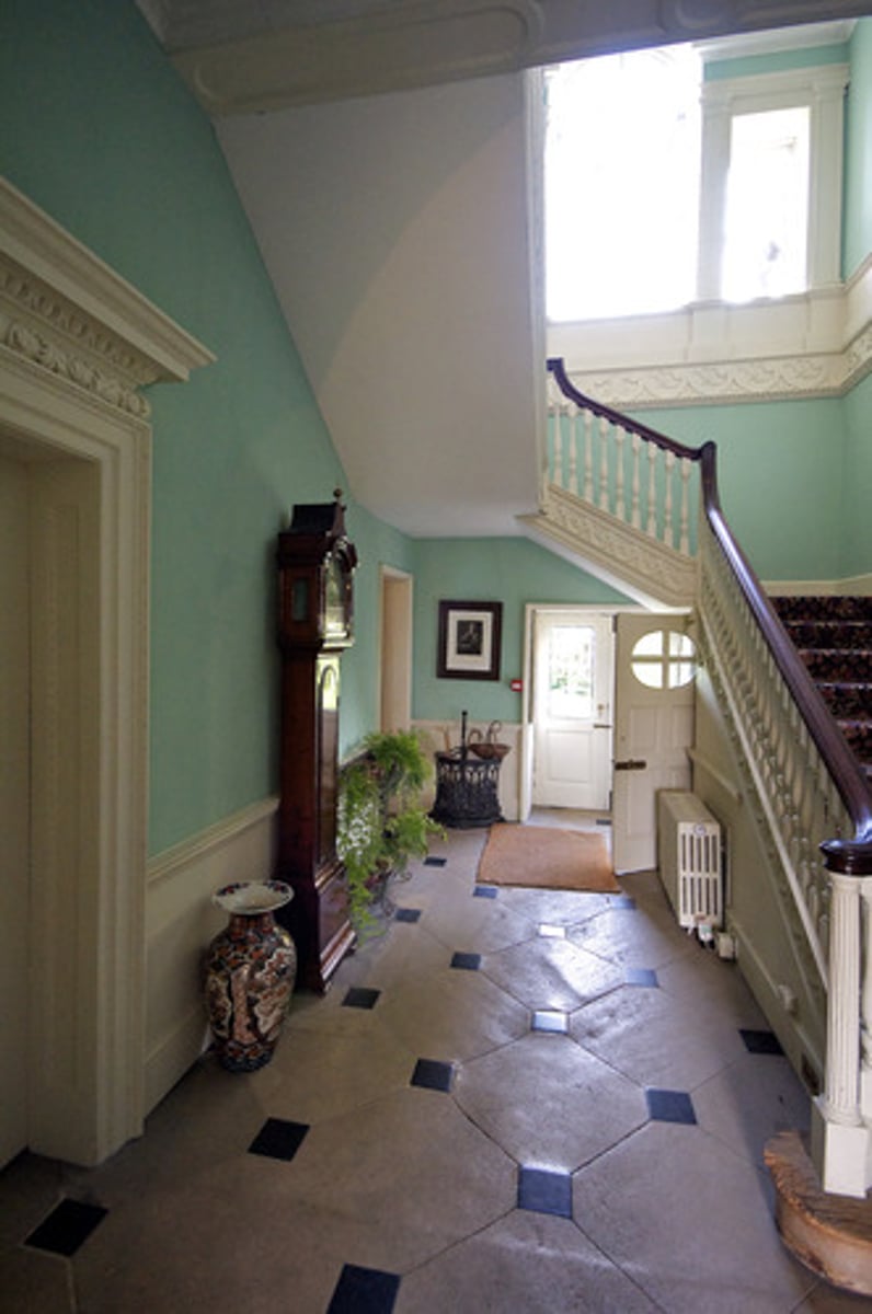 <p>inside, indoors</p>
