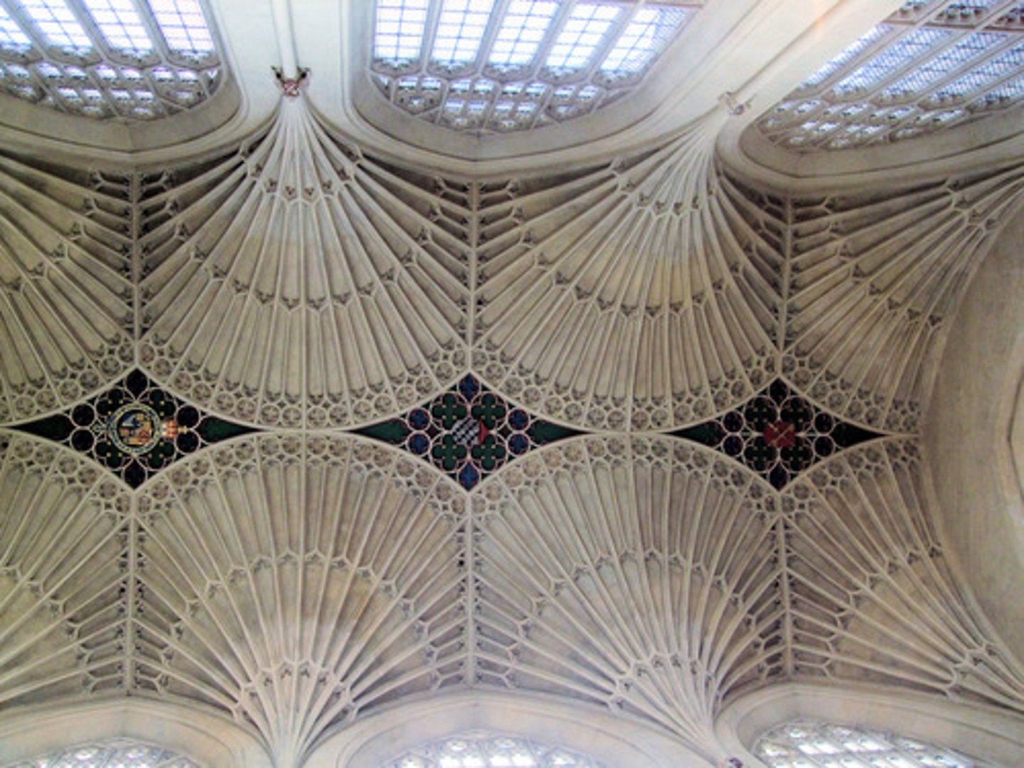 <p>is a form of vault in which the ribs are all of the same curve and spaced equidistantly, in a manner resembling a fan.</p>