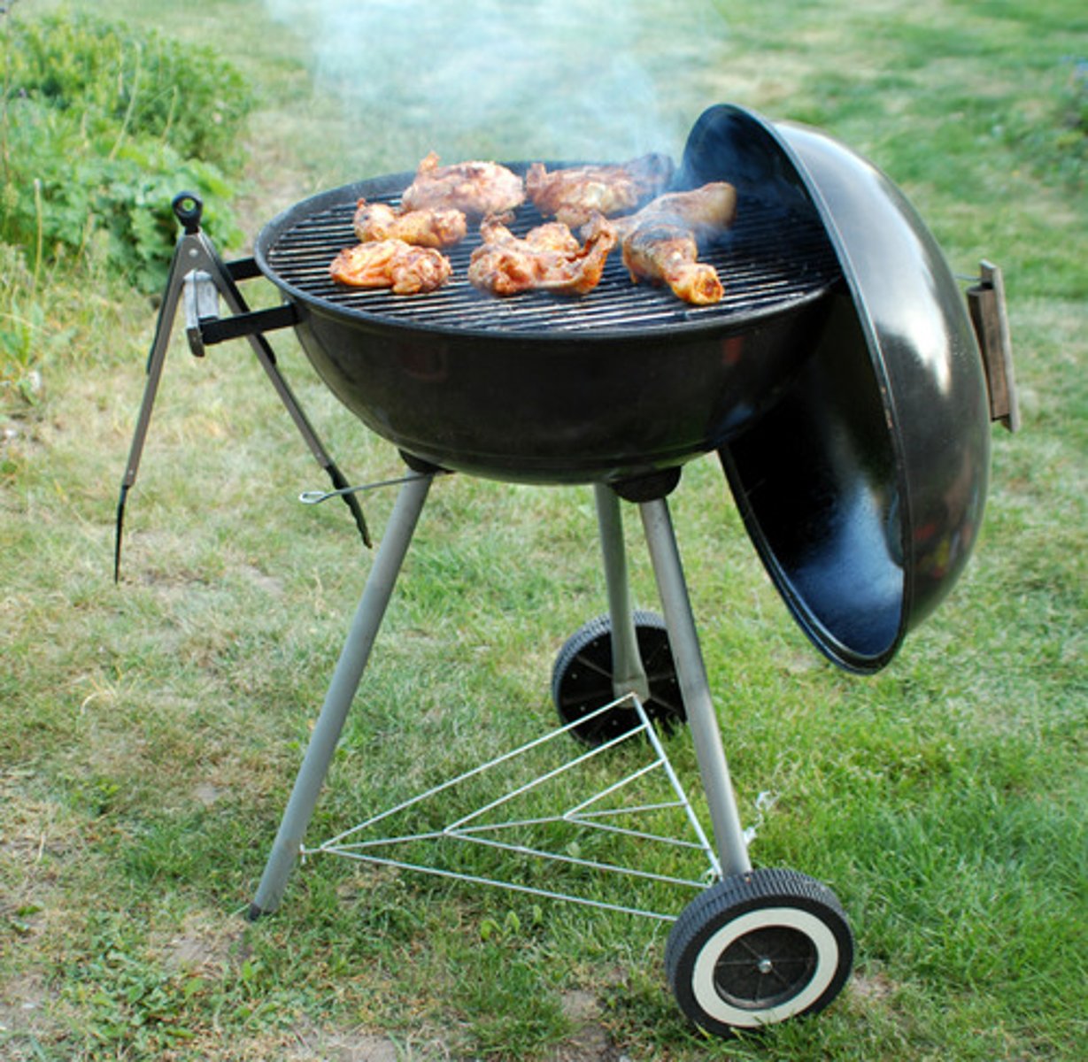 <p>wie man das Fleisch (Bratwürste, Steaks, Hähnchen, usw.) beim Campen kocht</p>