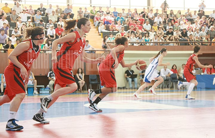 <p>We (fem) play</p>