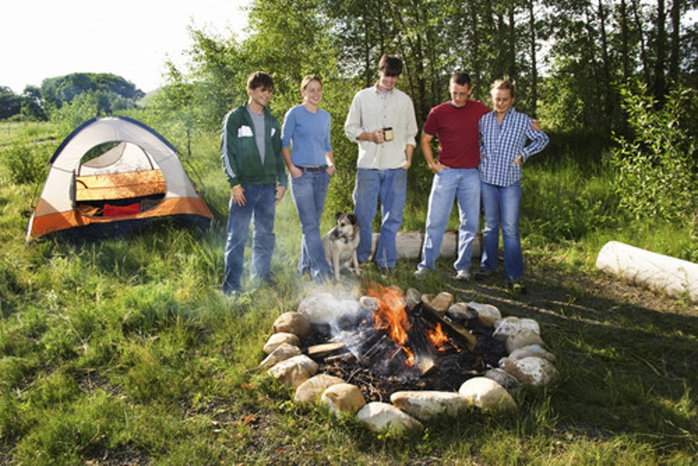 <p>lù yíng (to camp; camping)</p>