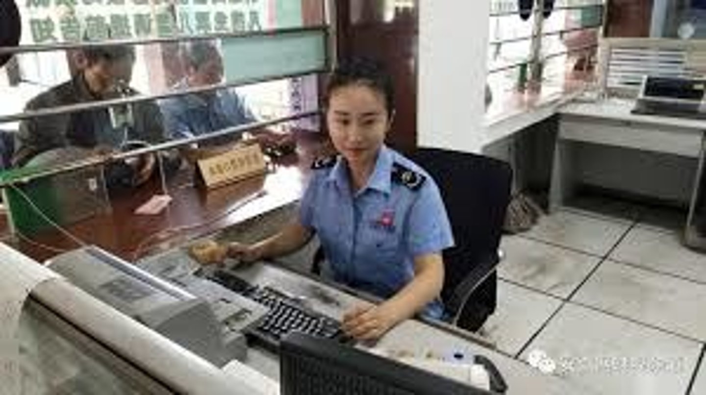 <p>(n): ngưới bán vé</p>