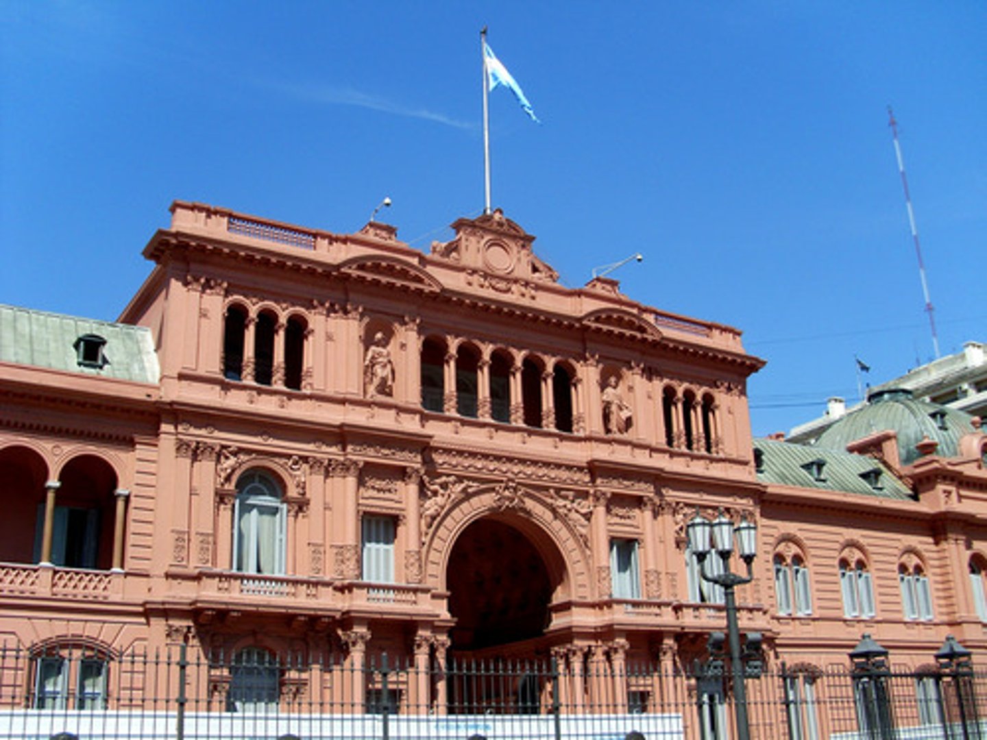 <p>Es el palacio presidencial. Es famoso por su distinto color rosado.</p>