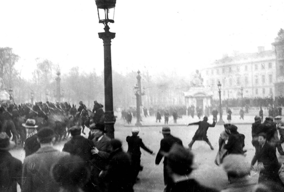 <ul><li><p>violentes</p></li><li><p>antiparlementaires</p></li><li><p>extrêmistes</p></li></ul><p></p>