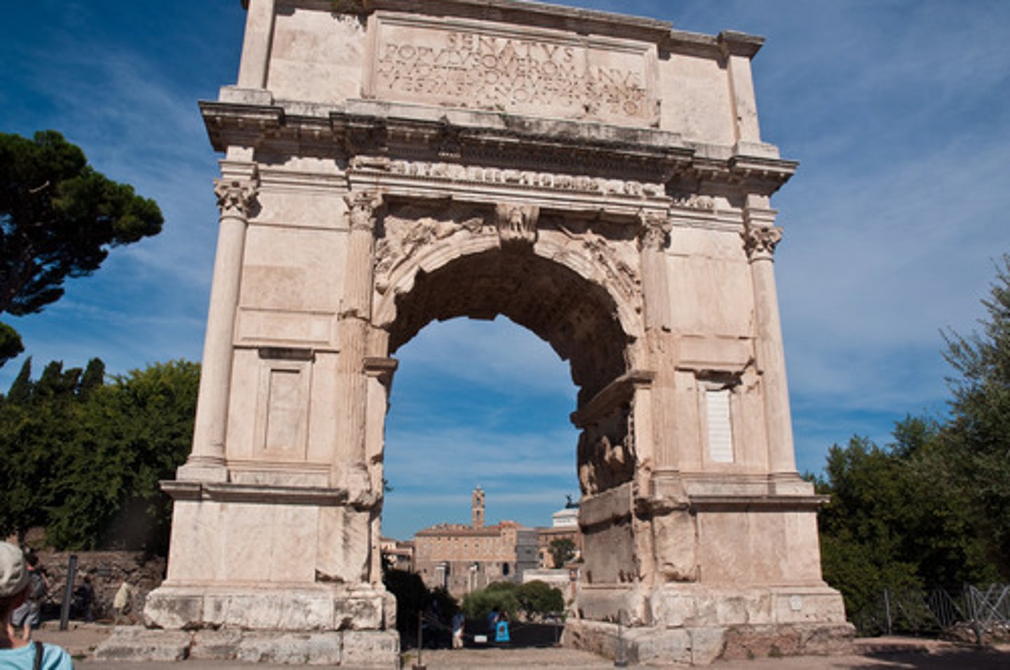 <p>example of a triumphal/commemorative monument</p>