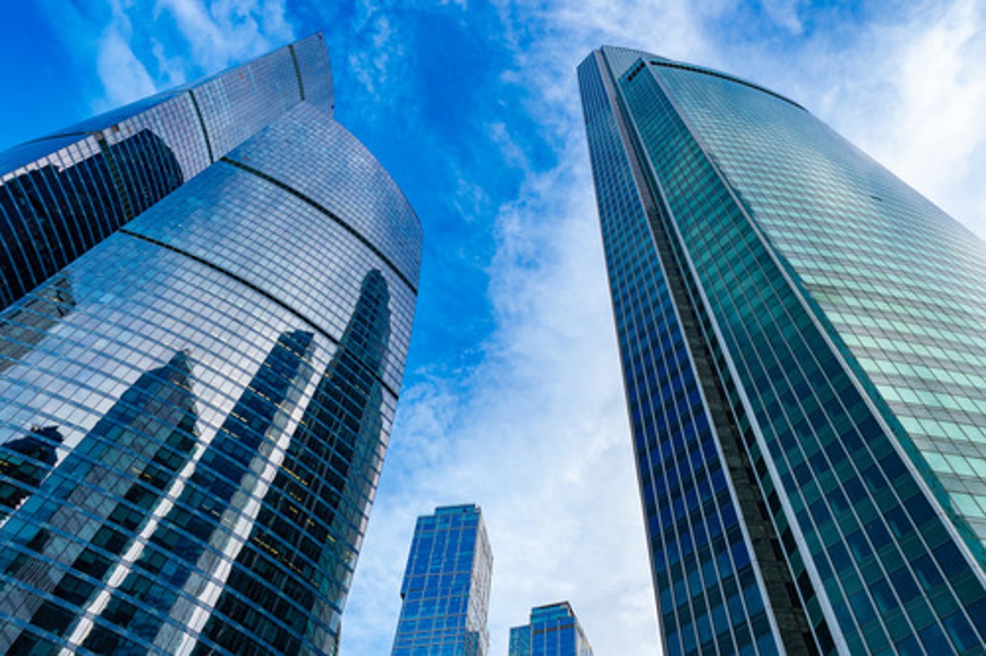 <p>a structure with walls and a roof: tòa nhà</p>