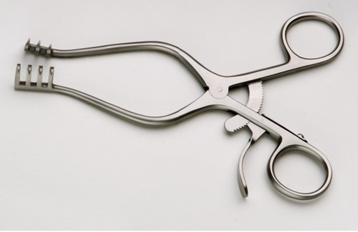 <p>used for retracting and exposing, self-retaining finger release instrument with a ratchet release device on the shanks, which holds them open in the wound. The tip has 3 outward curved prongs, on one side and 4 on the other side that may be sharp or dull.</p>