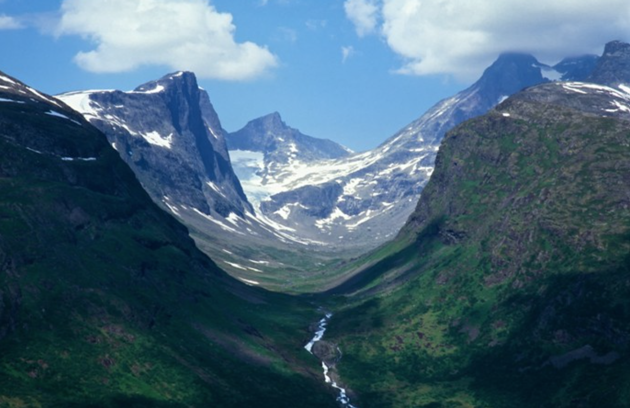 <p>→ U-shaped valleys</p><p>→ Truncated spurs</p><p>→ Alluvial fans</p><p>→ Little human activity</p><p>→ Miss-fit river</p><p>→ Ribbon lakes or corrie lakes</p>