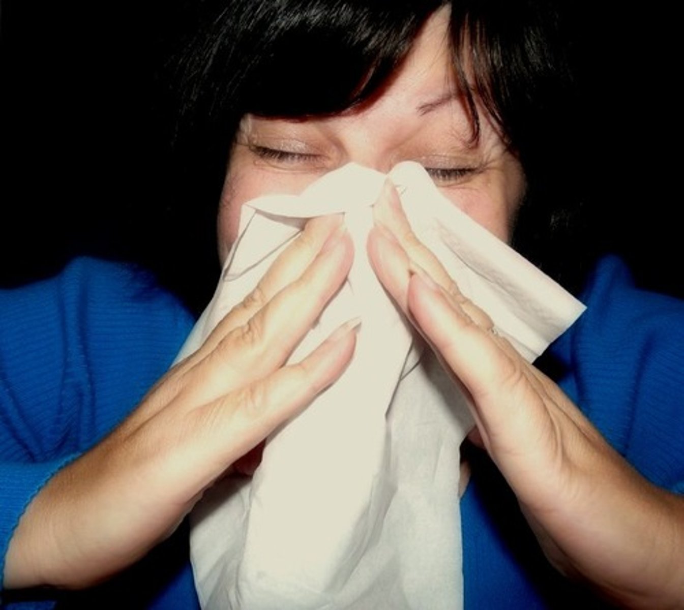 <p>to sneeze</p>