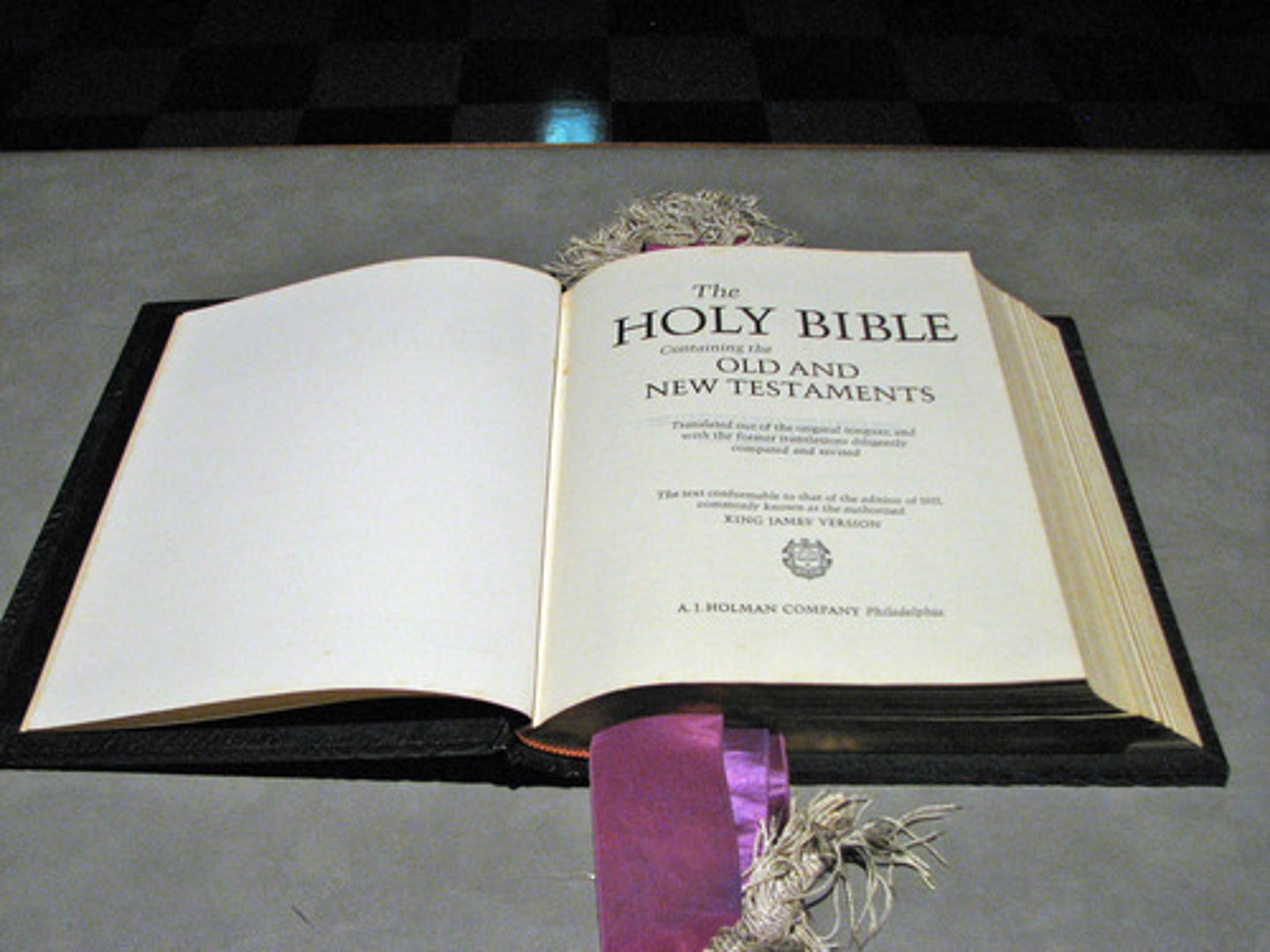 <p>La Biblia es un libro _____ para los Cristianos.</p>