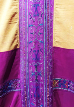 <p>In Maranao, this is the vertical band that closes the malong </p><ul><li><p>a strip of multi-colored fabric woven to bind pieces of textile or embroidered to complement the malong's appearance or pattern</p></li></ul><p></p>