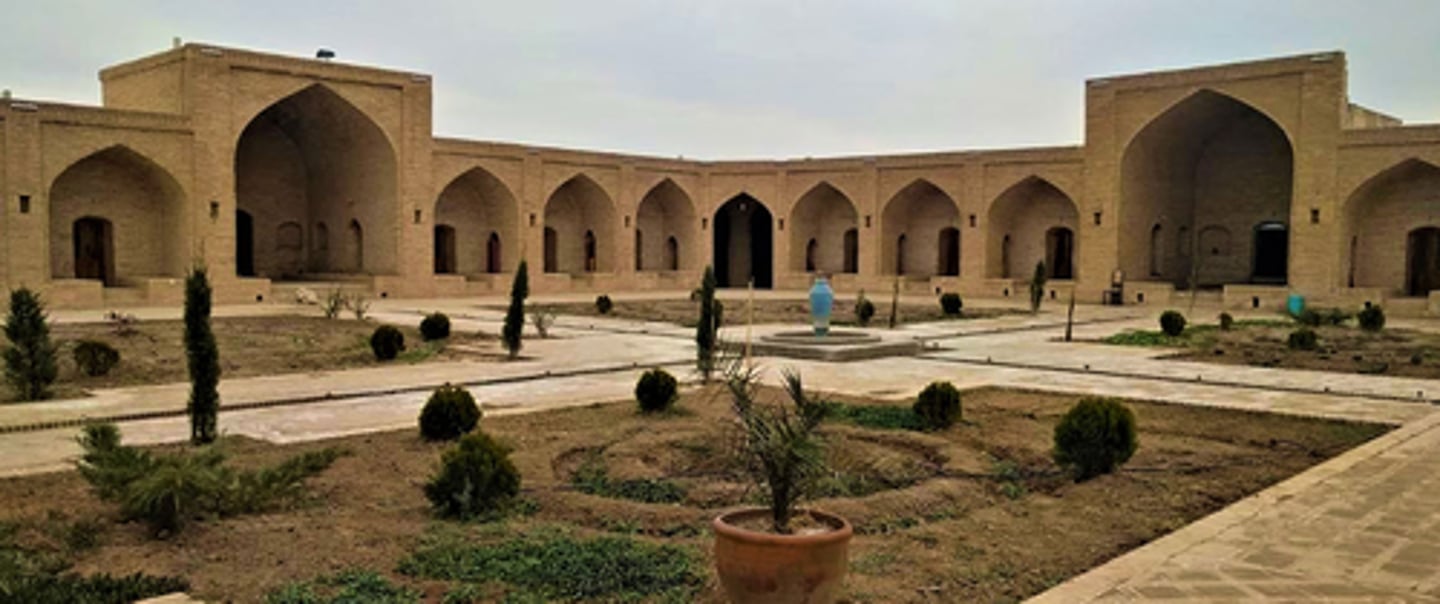 <p>an inn with a central courtyard for travelers in the desert regions of Asia or North Africa.</p><p>They grew into big commerce cities with diversity</p>