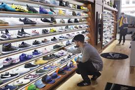 <p>Shoe store</p><p>When its time for new shoes my family and I go to a shoe store.</p>