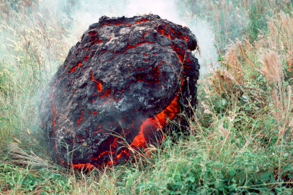 <p><span>a mass of partially molten rock larger than 64 mm in diameter </span>→<span> formed when volcano ejects viscous fragments of lava during eruption</span></p>
