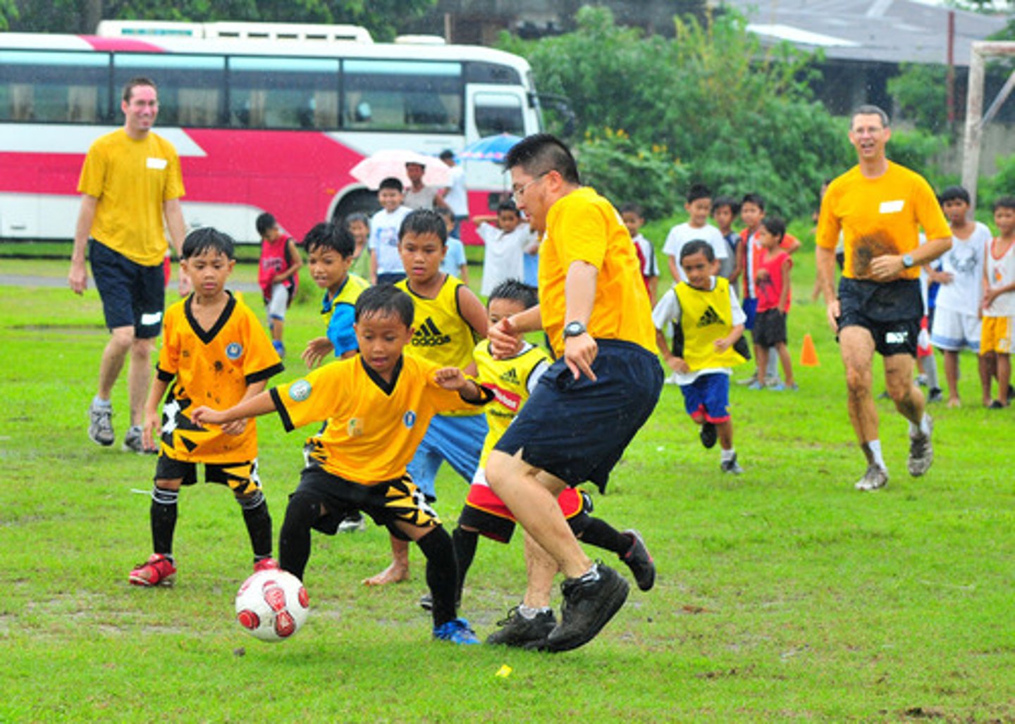 <p>to play (sport, game)</p>