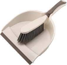 <p>đồ hốt rác và chổi</p>