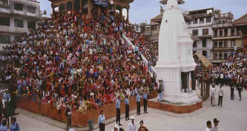 <p>People waiting during Dassain festival that the Kumari will pass in her golden carriage</p>