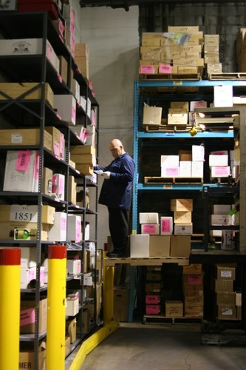 <p>(n) hàng hóa trong kho</p>