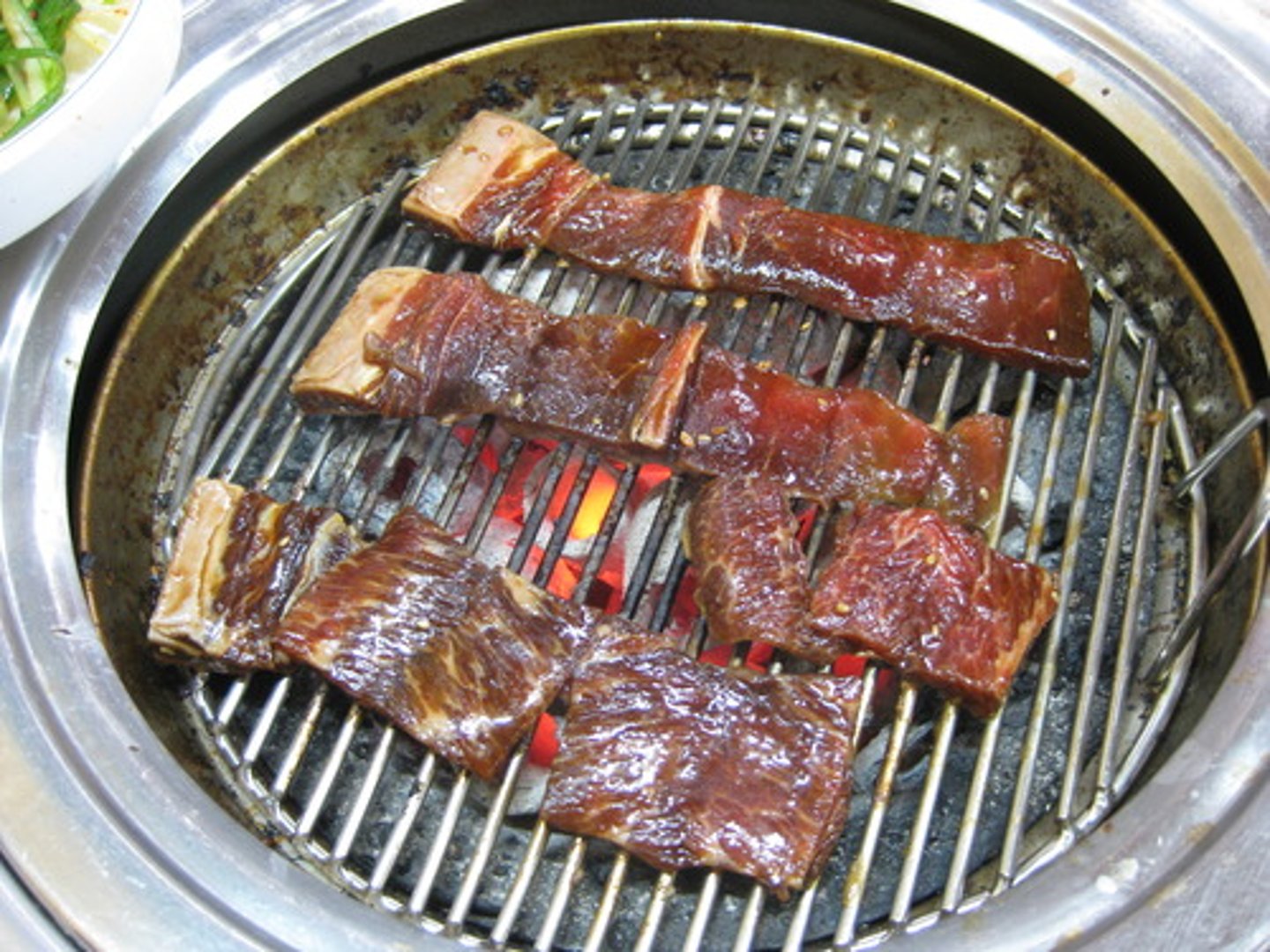 <p>món sườn nướng<br>이번 주말에 화 집에서 되지 갈비를 만들어요.<br>Cuối tuần này, tôi làm món sườn heo nướng ở nhà của Hoa.</p>