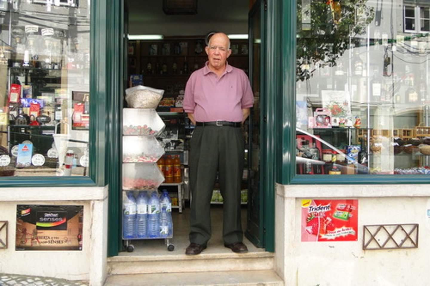 <p>Individual who runs an unincorporated business on his/her own.</p><p><strong>PROS – </strong>makes all the final decisions and keeps all the profits</p><p><strong>CONS – </strong>personally liable (unlimited liability) for the debts of the business and has the stress of making all the final decisions</p>