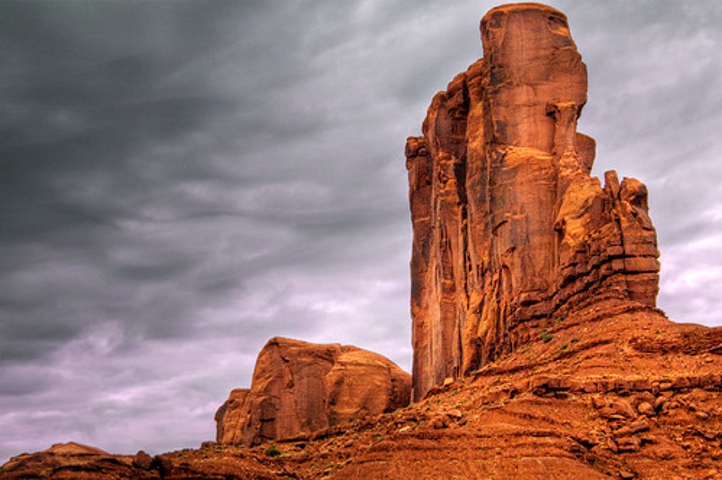 <p>a raised, flat area of land with steep sides, narrower than a mesa</p>