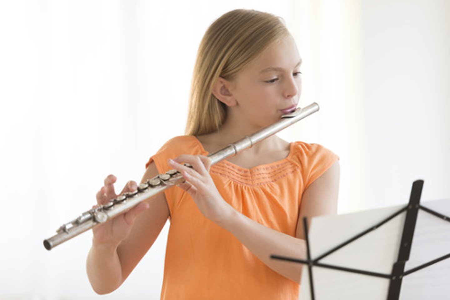 <p>/fluːt pəˈfɔːməns/ • Phrase • A musical performance involving the flute • Buổi biểu diễn sáo • The flute performance was mesmerizing.</p>