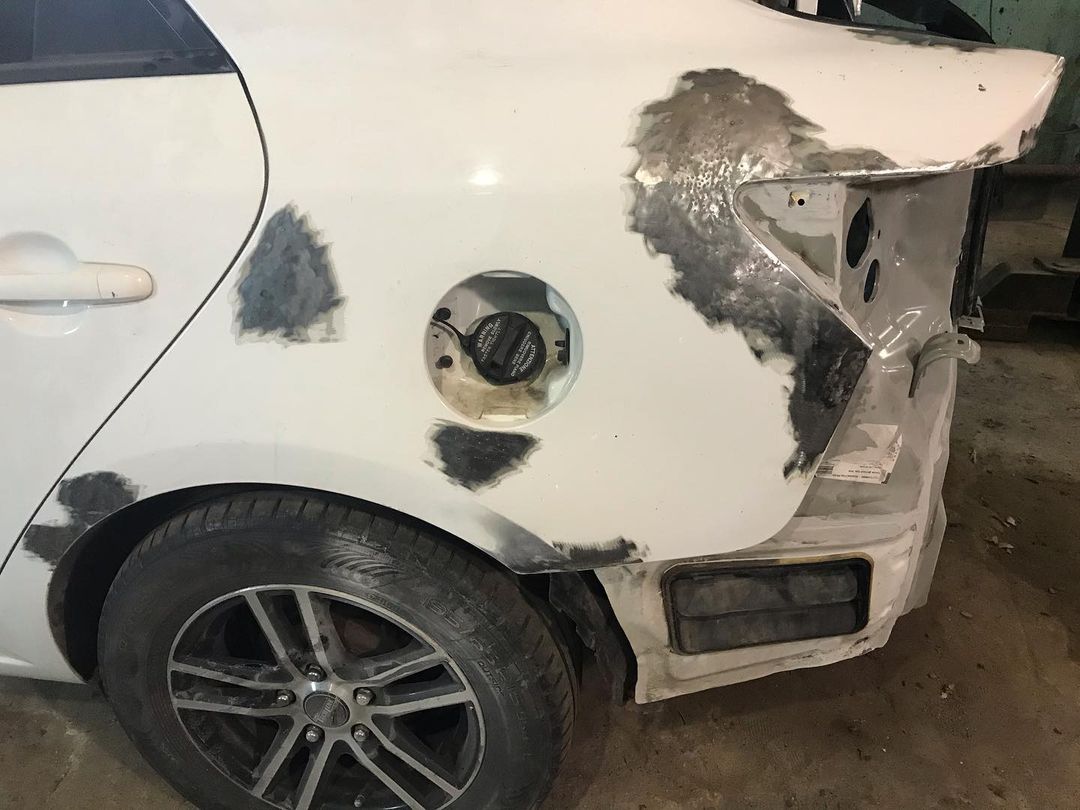 <p>Bedeutung: Eine Aufgabe oder Tätigkeit vollenden. (2 Varianten)</p><p></p><p>Beispiel: Er muss seine Arbeit bezüglich des Kundenautos bis zum Abend #. </p>