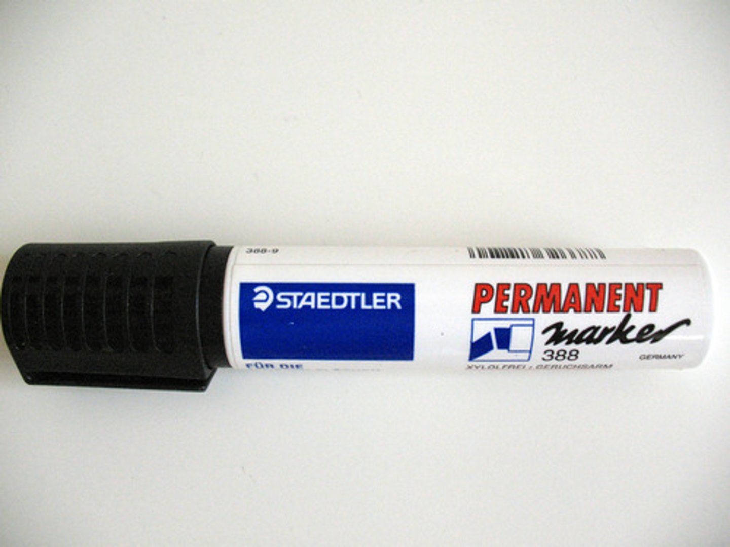 <p>(adj) không thể xoá nhòa</p><p>example: The experience left an ___ impression on him.</p>