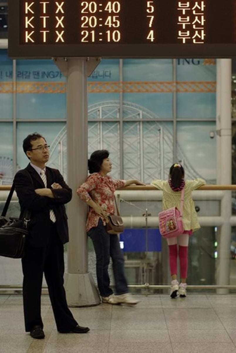 <p>chờ, chờ đợi</p>