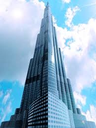 edificio muy alto con muchísimos pisos