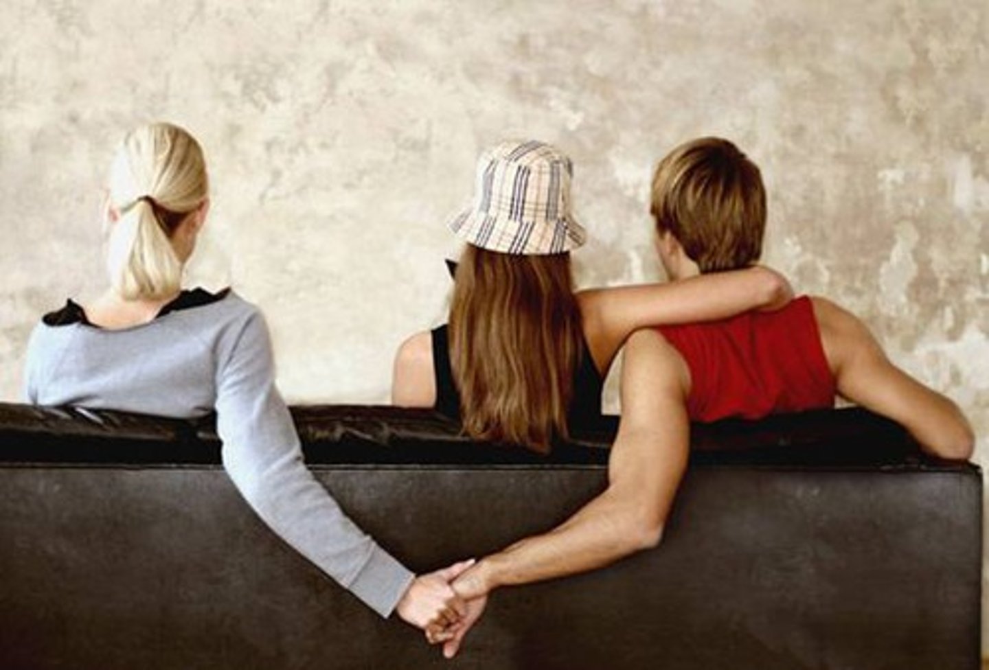 <p>to cheat, to deceive</p>