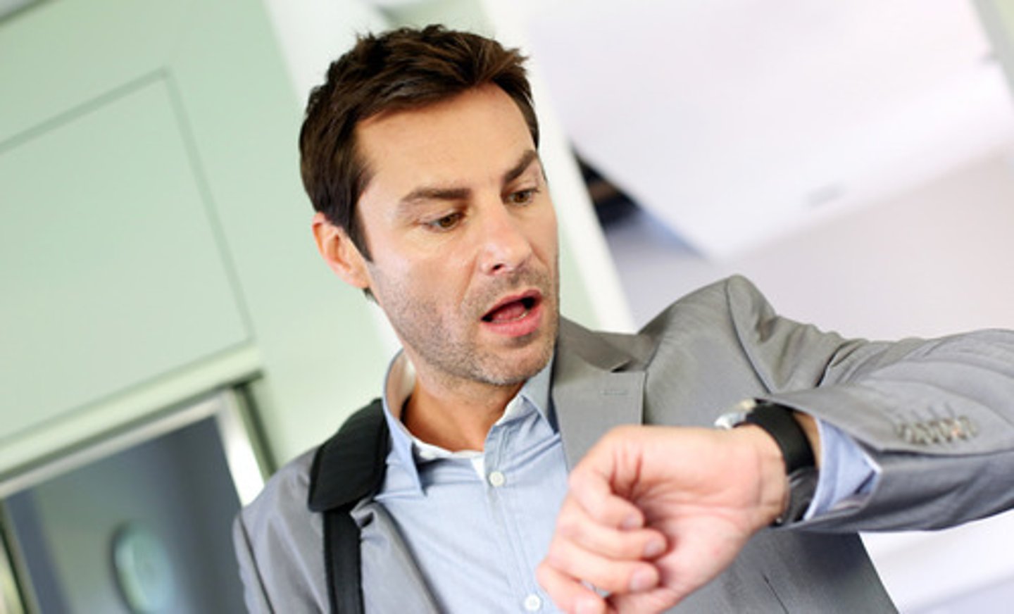 <p>おくれます</p>