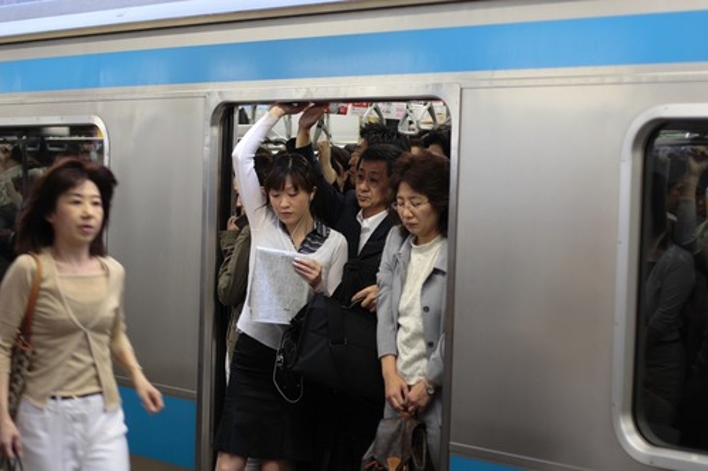 <p>まんしゃ <br>Sự xếp đầy, chỗ đổ xe đầy<br>MÃN XA</p>