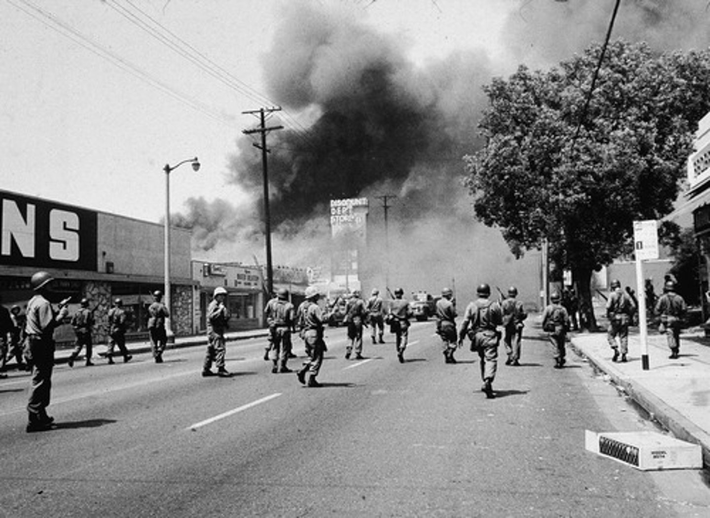 <p>Six-day riots in Watts, a depressed African American section of Los Angeles; the National Guard was called in to stop the riots</p><p>Disturbios de seis días en Watts, un barrio afroamericano deprimido de Los Ángeles; se llamó a la Guardia Nacional para detener los disturbios.</p>