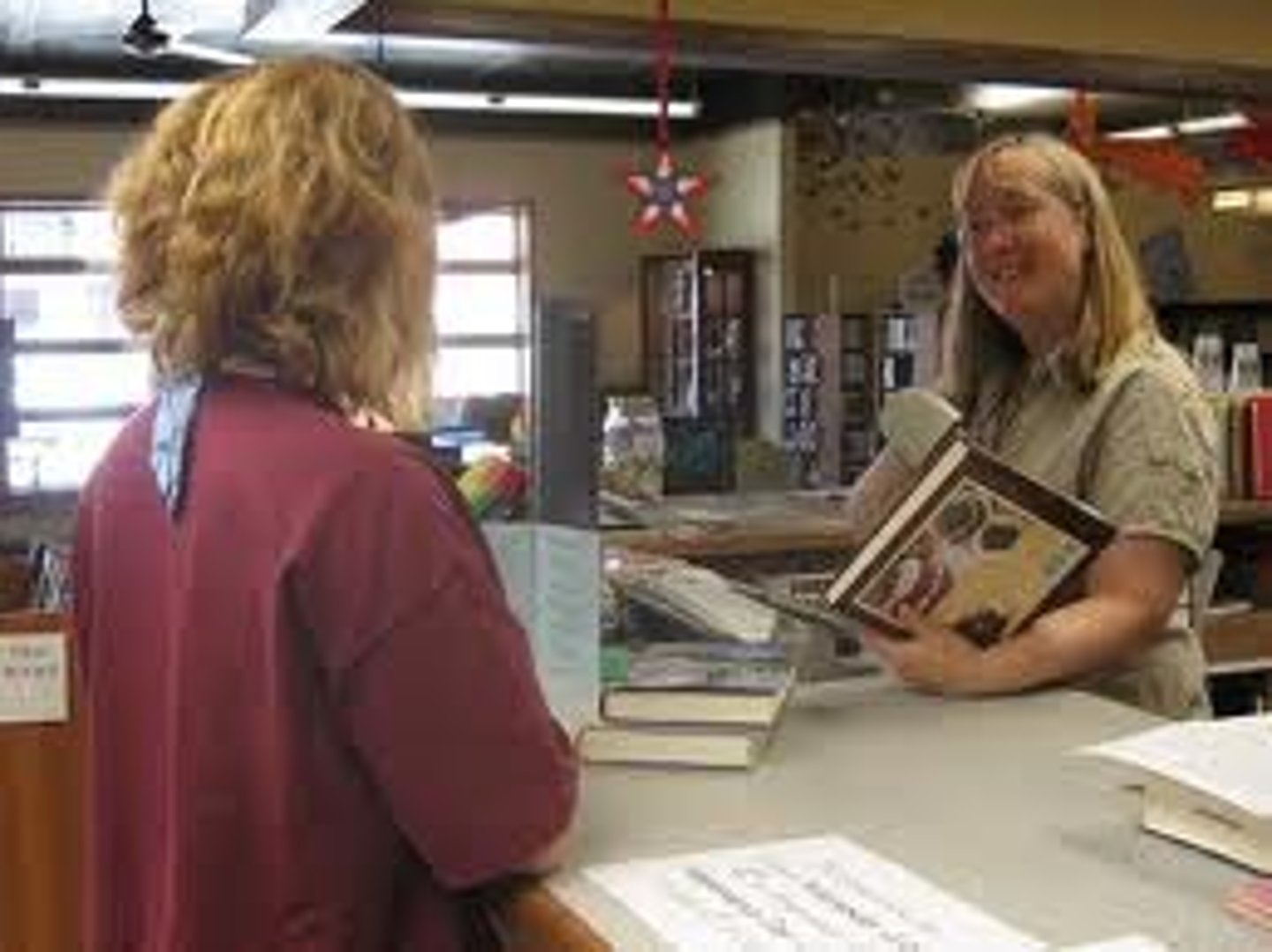 <p>to check out a book, to take out (a book)</p>