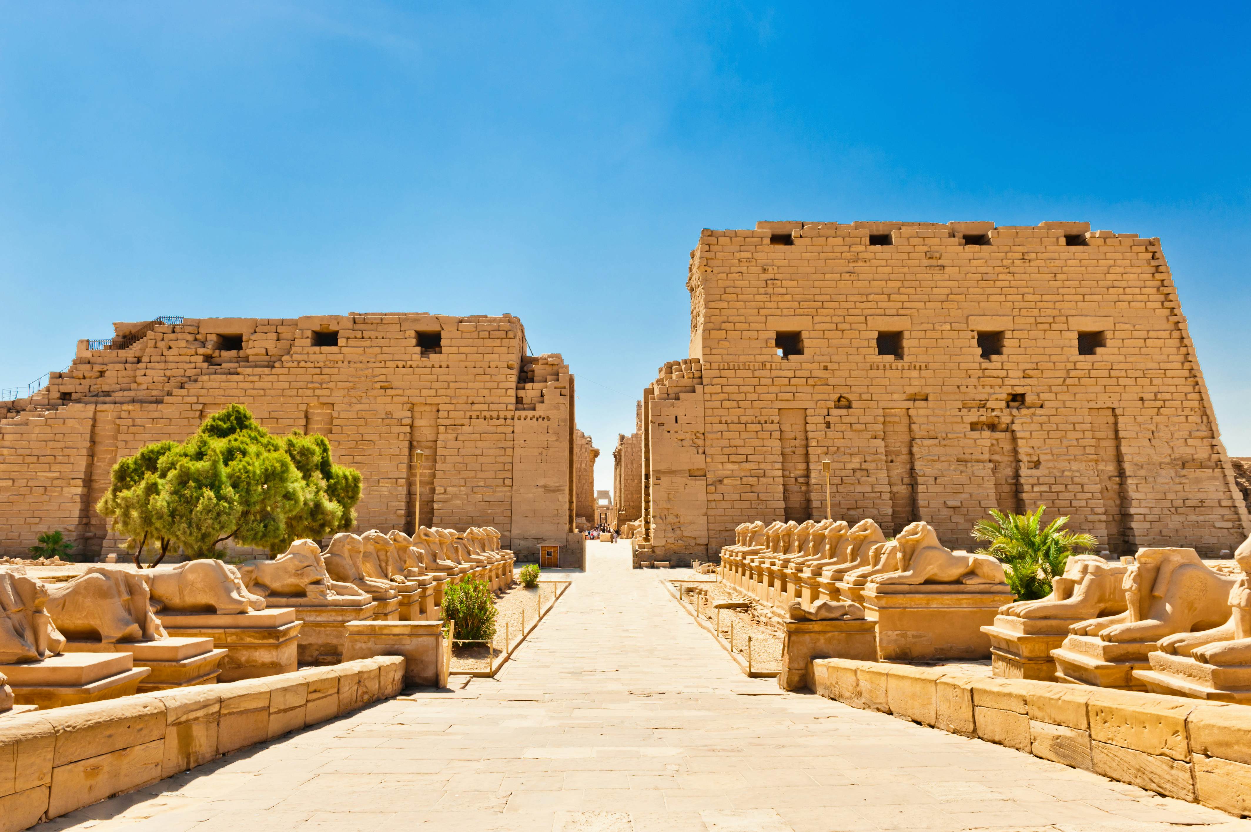 <p>has a hypostyle hall with 134 freestanding columns in 16 rows, built by a sacred lake</p>