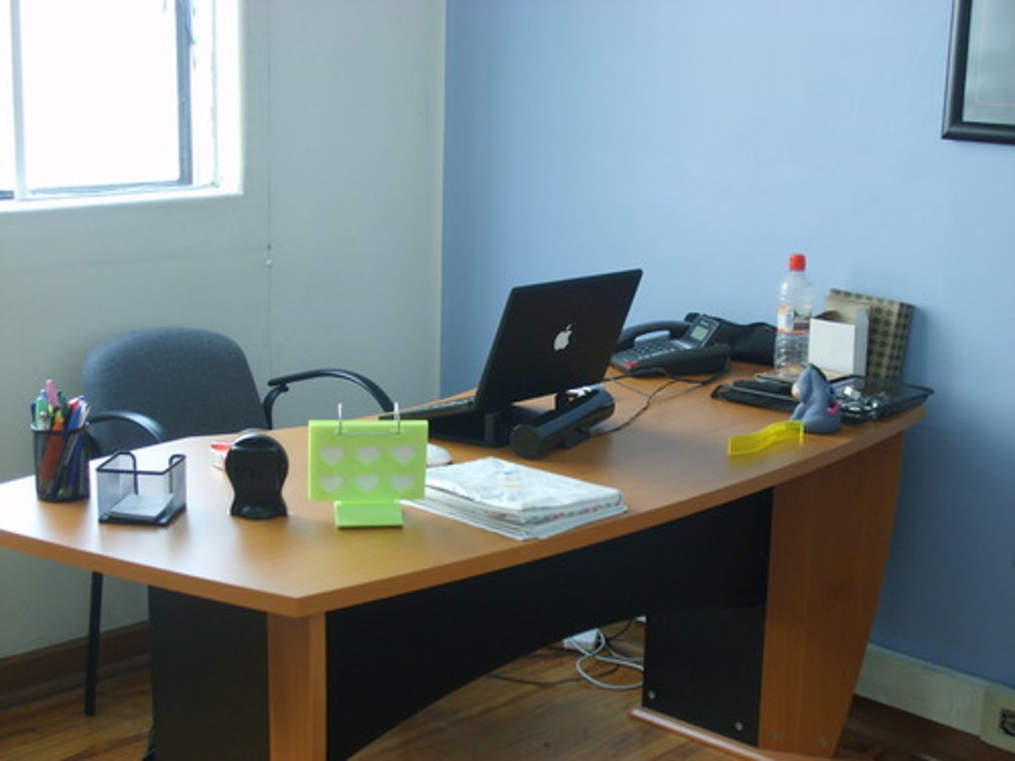 <p>un objeto donde hay muchos libros y papeles, hay uno en la oficina del profesor</p>